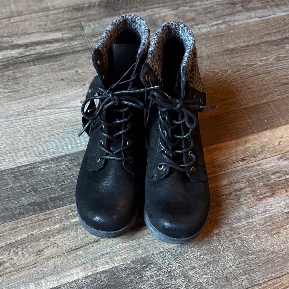 Arizona Jean Company Black ladies Lace-Up Boots with Knit Collar